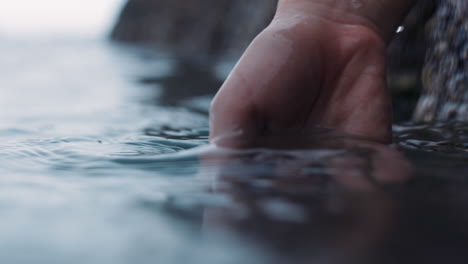 Cerrar-Las-Manos-Tocando-Agua-Refrescante-Corriente-Que-Fluye-Río-Fresco-Salpicando-El-Concepto-De-Sostenibilidad