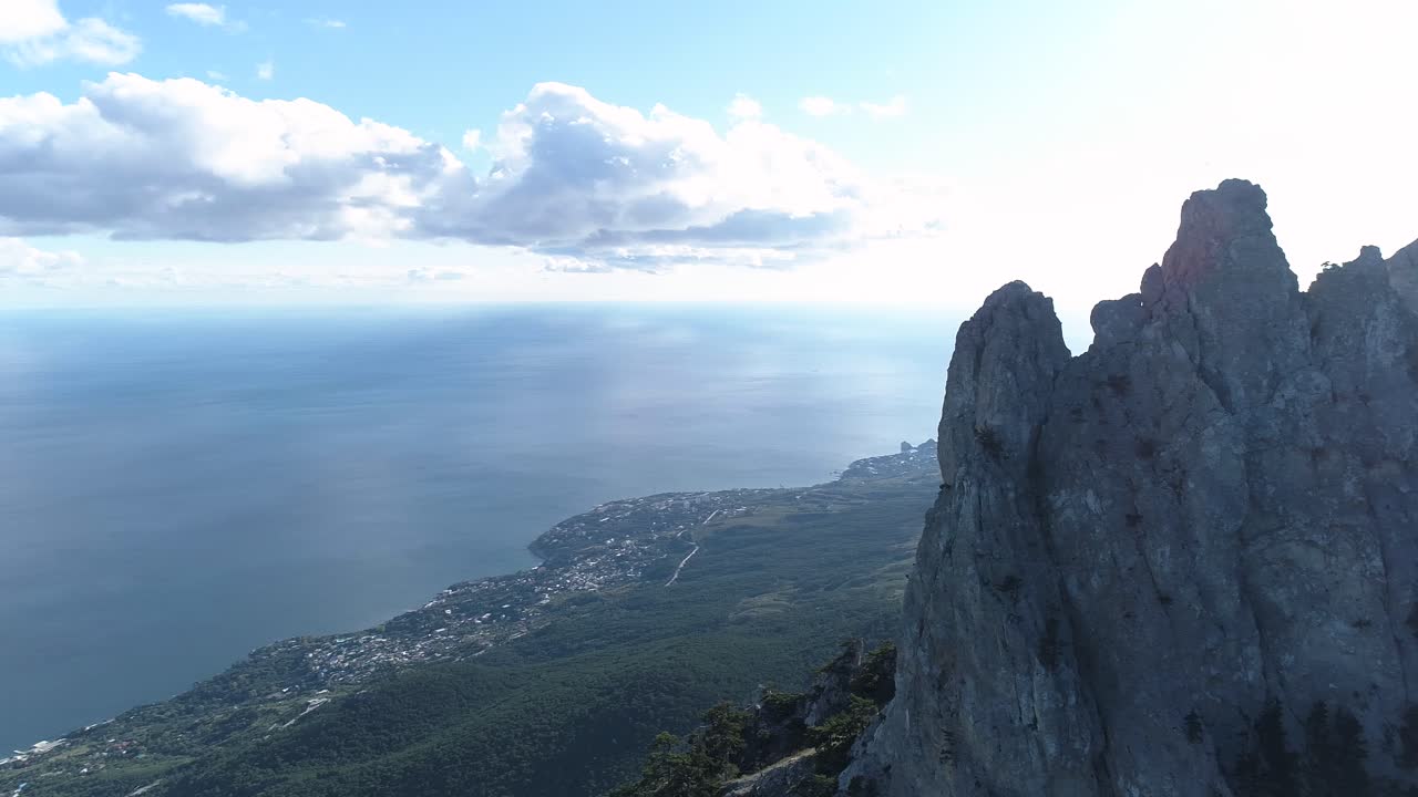 vista de la costa montañosa