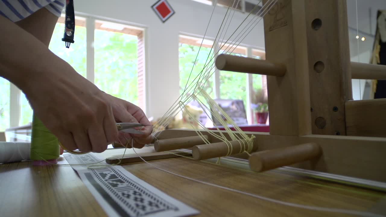 hilo anudado y cortado en preparación para