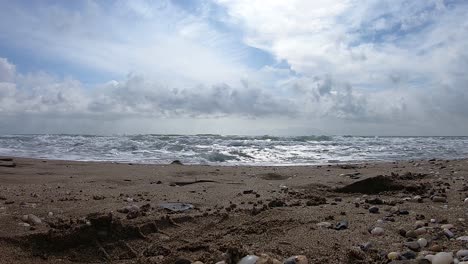 Sandstrand-Und-Meereswellen-Mit-Aufnahmen-Von-Blauem-Himmel-Und-Weißen-Wolken