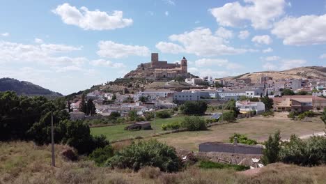 imagen aérea de un pueblo andaluz con un castillo por encima