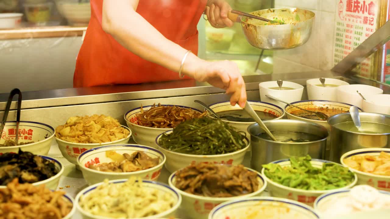 vendedor preparando platos con varios ingredientes