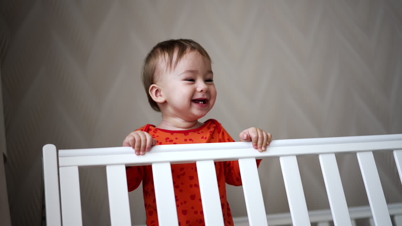 Bambino che ride nella culla