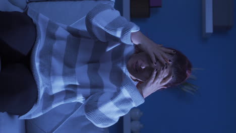 vídeo vertical de una mujer triste llorando en casa.