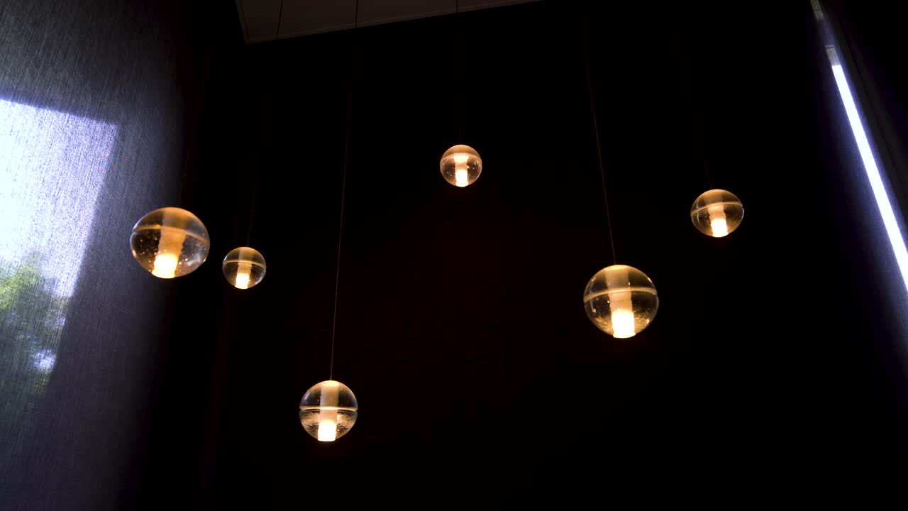 켜고 끄는 아름다운 매달린 구 조명의 샷