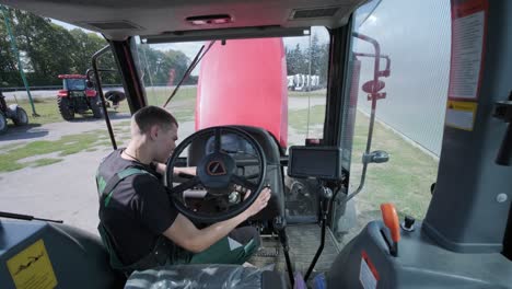 mecánico de agricultores que repara tractores. capó abierto de tractores, motor. reparación de tecnología agrícola