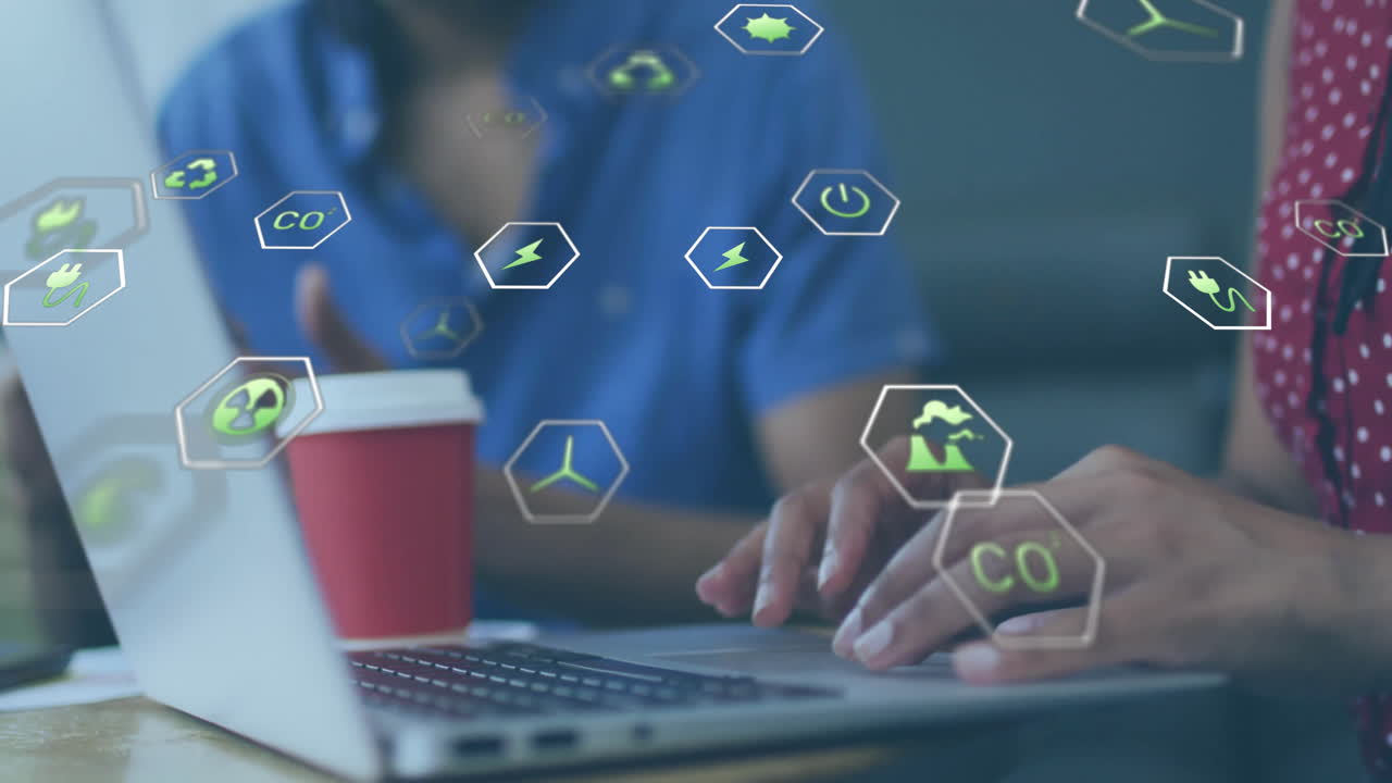 animación de iconos ecológicos y procesamiento de datos sobre diversas personas de negocios en la oficina