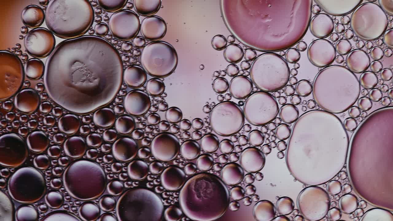 추상적인 다채로운 음식 기름 방울 거품과 구가 흐르고