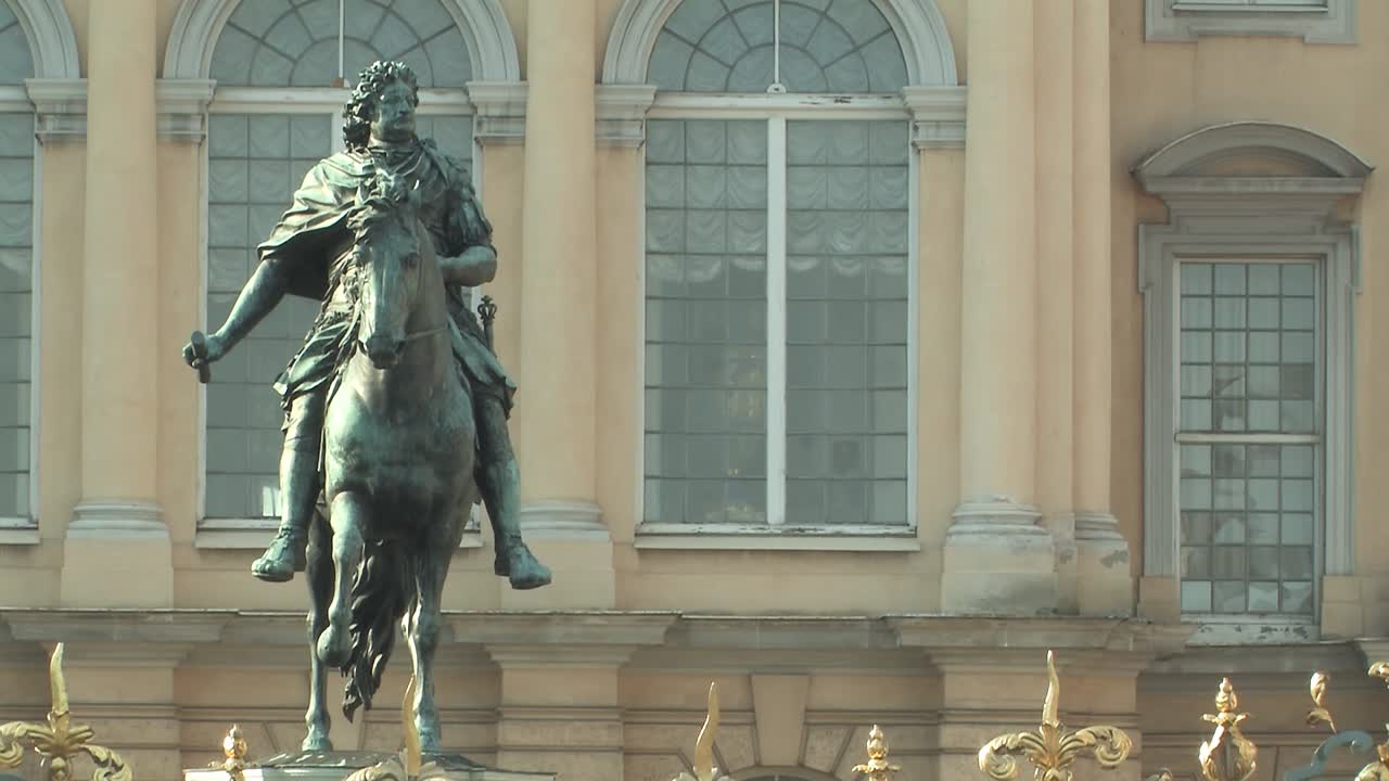 plano medio de la estatua en el palacio de charlottenburg al atardecer en berlín, alemania-1