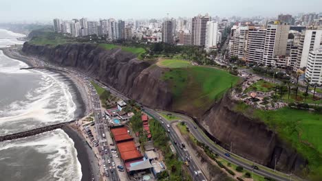 Toma-Inclinada-Hacia-Arriba-Que-Muestra-Una-Impresionante-Vista-Panorámica-De-Los-Edificios-De-La-Costa-De-La-Ciudad-Sudamericana-Junto-A-Verdes-Barrancos,-Parques-Y-Jardines.