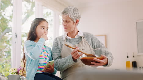 Oma,-Kind-Und-Backen-In-Der-Heimischen-Küche