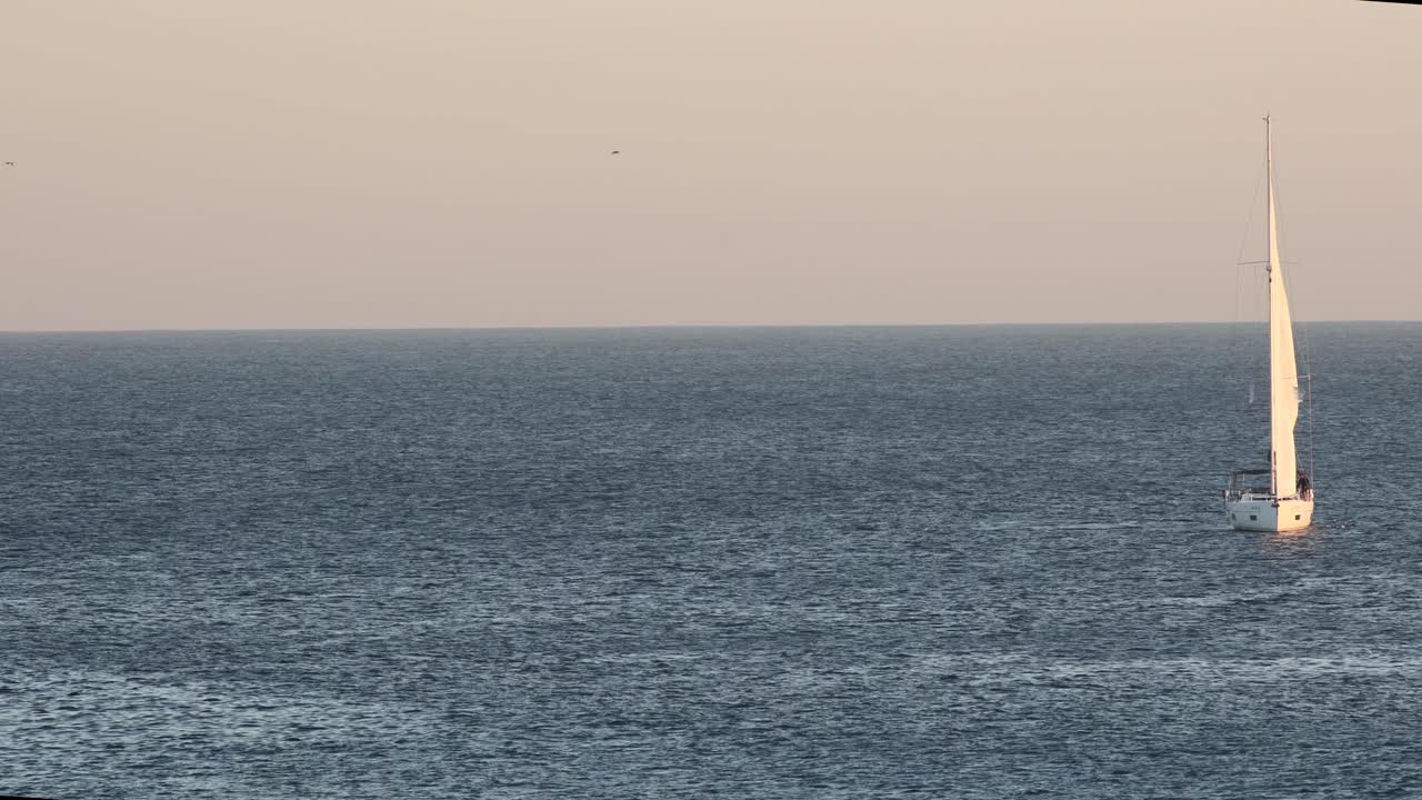 리스본 의 타구스 강 에서 항해 하는 항해 보트 - 일몰 때 로맨틱 한 풍경