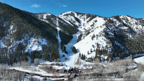 Towering-Mountain-Range-Covered-With-Snow-Near-Sun-Valley-Ski-Resort-In-Idaho,-United-States