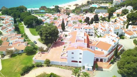 Complejo-Turístico-En-Algarve,-Al-Sur-De-Portugal,-Junto-Al-Océano,-Con-Pájaros-Volando-En-4k