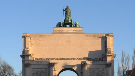 parte superior de la puerta de la victoria de siegestor en munich