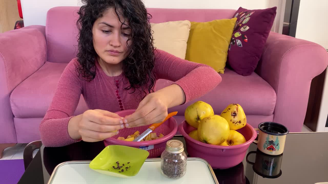 una mujer trabaja en casa rebanada quince fruta de manzana silvestre en pedazos pequeños el concepto de la tarea de trabajo en el hogar limpieza mujer vida urbana vida en la gran ciudad de iran asia américa sueca comida cocina teherán