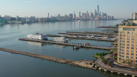 Una-Vista-De-Drones-De-Un-Tranquilo-Río-Hudson-Desde-El-Lado-De-Nj-Temprano-En-La-Mañana