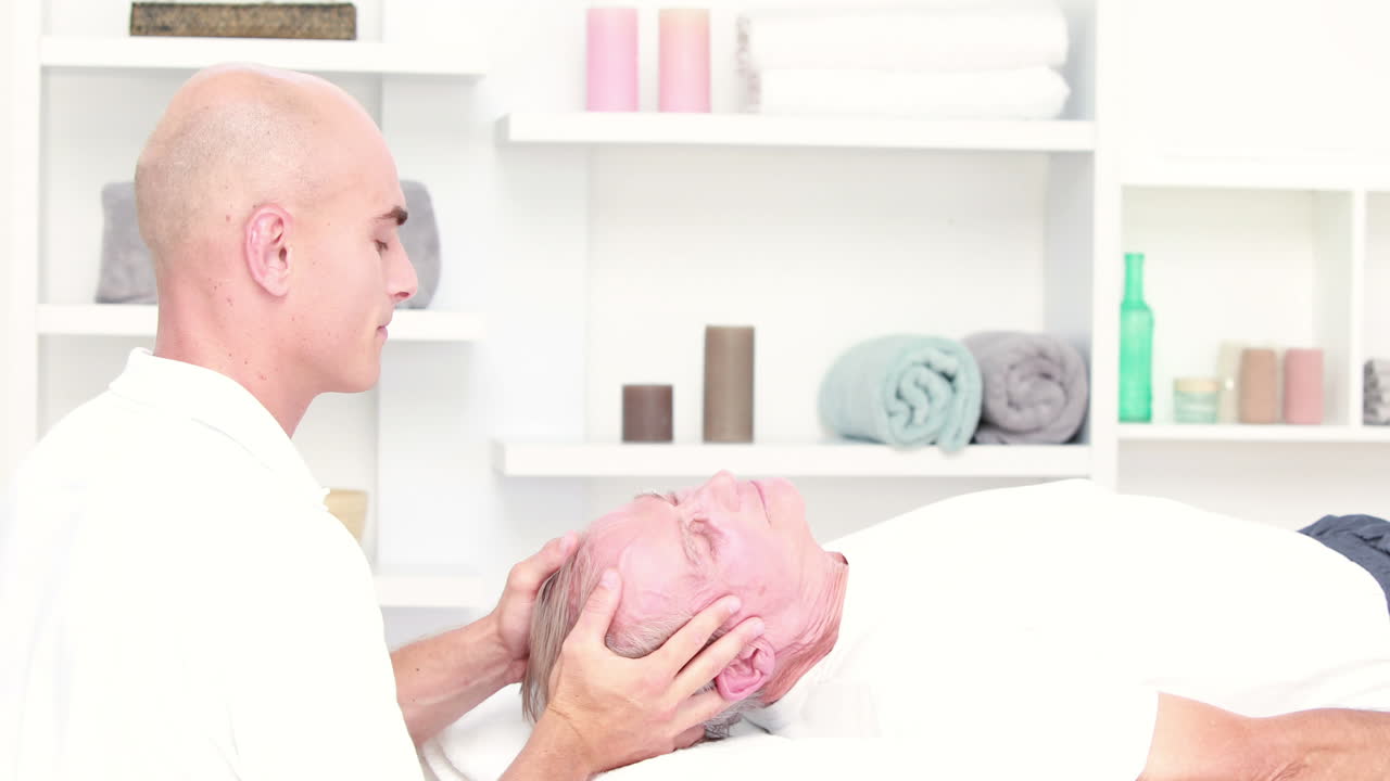 физиотерапевт растягивает голову пациента