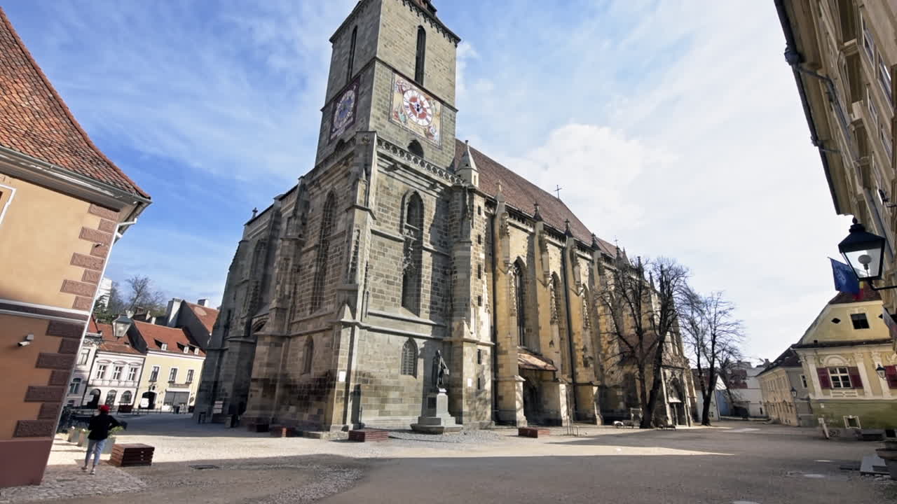 Vista della Chiesa Nera di Brașov, Romania. Centro storico, vecchi edifici residenziali, piazza