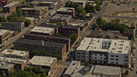 toma aérea de memphis tennessee v17 elevada que muestra el contraste entre el vecindario del foro sur del museo de derechos civiles y los rascacielos a corta distancia - toma con una cámara inspire 2, x7 - agosto de 2020