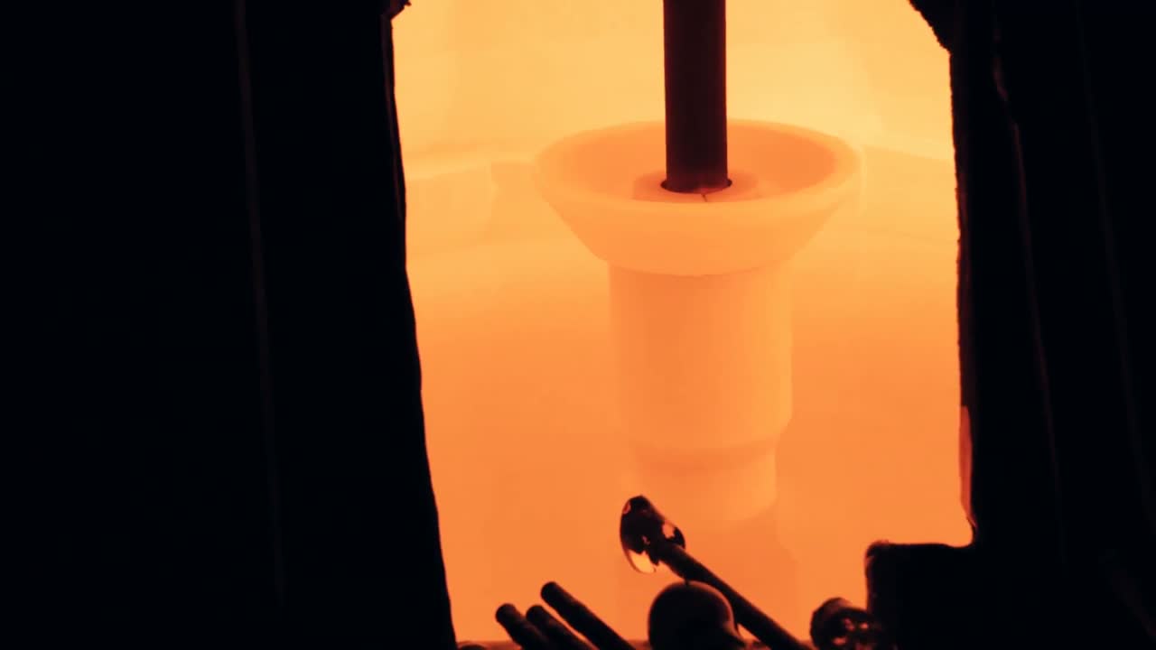 primer plano de una pieza de vidrio calentada en el horno