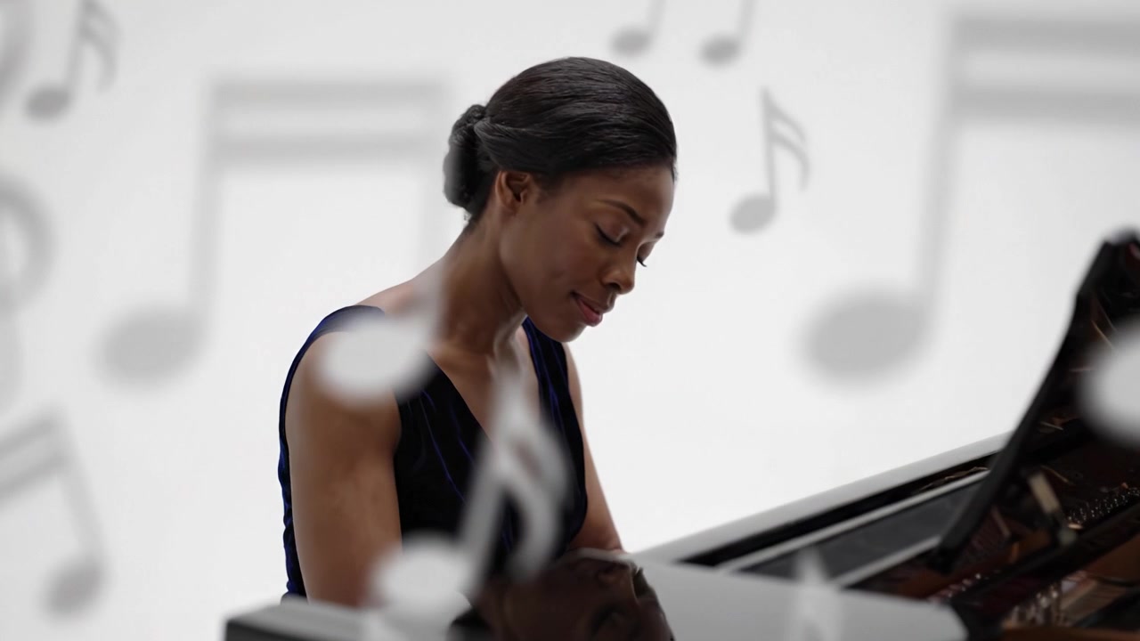 Una musicista di talento suona con grazia un pianoforte, evocando emozioni attraverso la sua performance espressiva, circondata da uno sfondo onirico di note musicali.