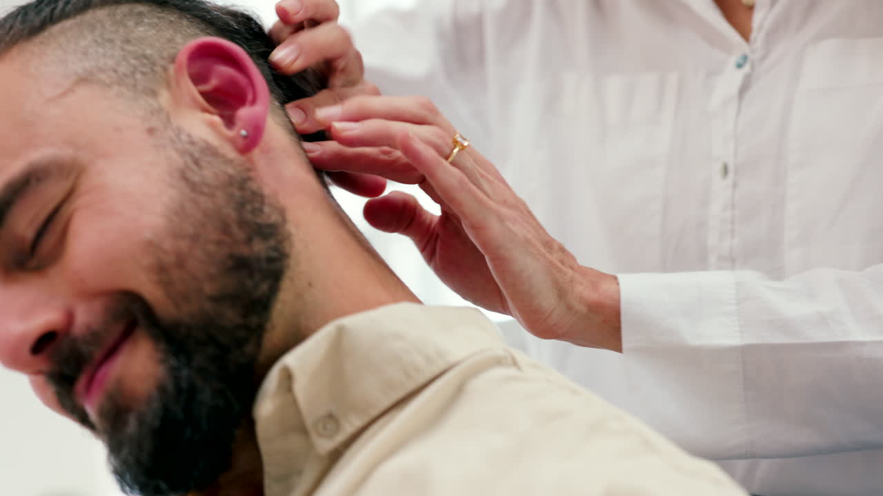 pareja casada, amor y cuidado masaje de cuello