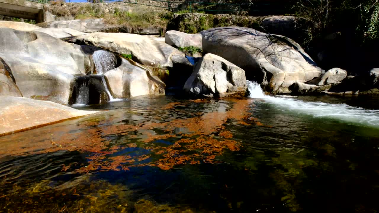 라 베라 (la vera) 마을 주변의 열대우림에서 흐르는 산악 강.
