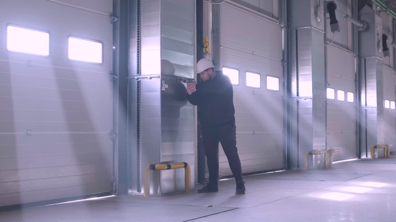 proceso de construcción de un gran almacén moderno con múltiples puertas de garaje para un fácil acceso y transporte de mercancías.