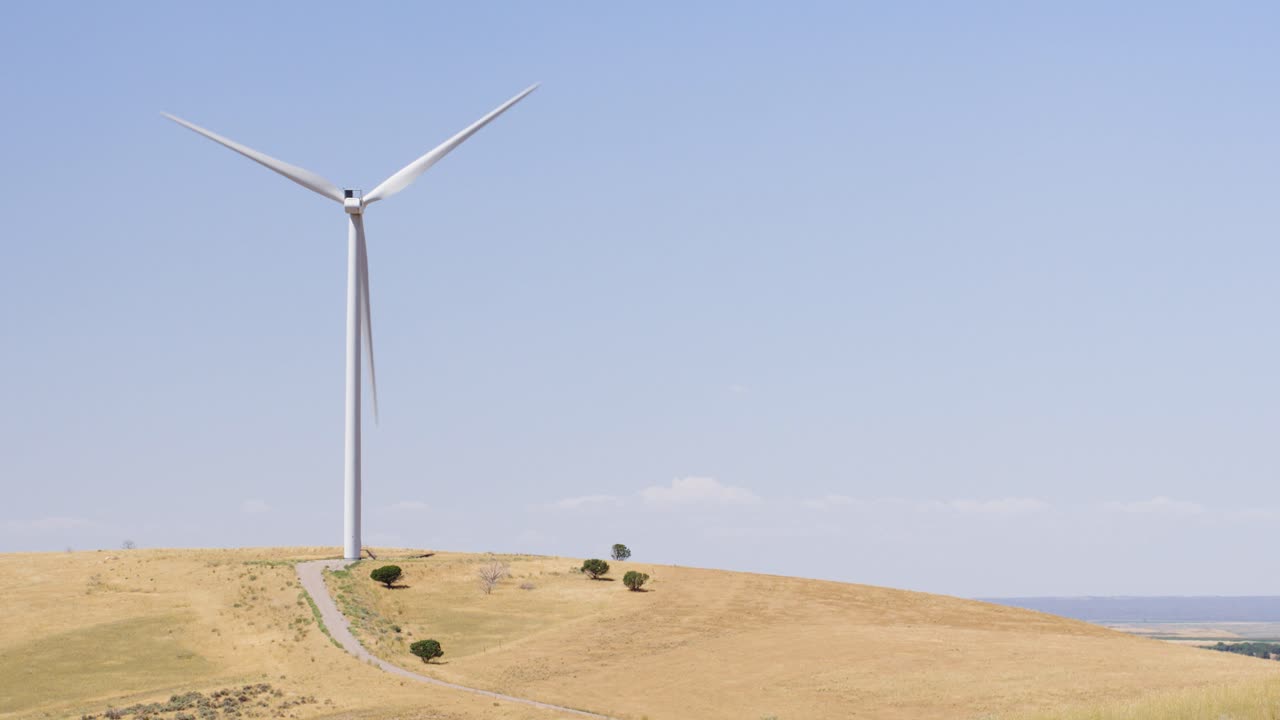 농장 땅의 마일을 내려다 보는 바람에 선회하는 아이다 호 풍력 터빈