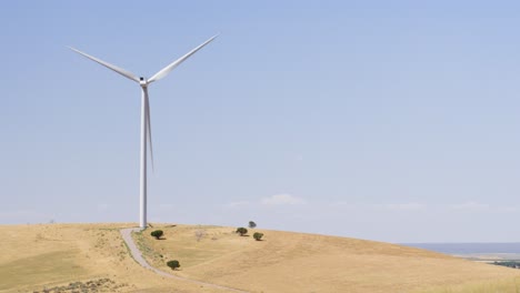 turbina eólica de idaho girando en el viento con vistas a millas de tierra agrícola