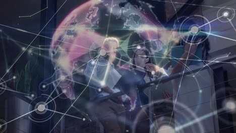 animación de la red de conexiones a través de diversas personas de negocios hablando