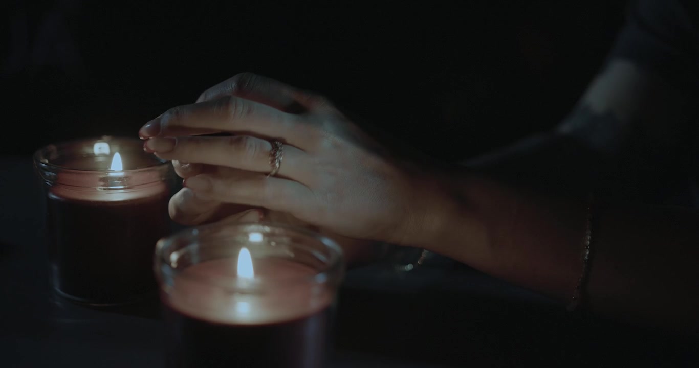 Mani di chiromante e candele di notte
