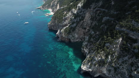 Video-Aéreo-De-Drones-De-Los-Acantilados-Marinos-Del-Paraíso-Azul-En-El-Mediterráneo,-Cerdeña,-Cala-Gonone