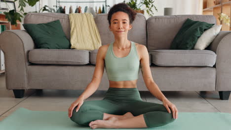 gratitud, meditación y rostro de mujer