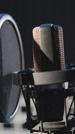 micrófono en estudio de grabación de música de primer plano. micrófone moderno con filtro en soporte en habitación aislada de sonido. equipo de audio para traducción de transmisión