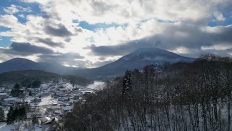 Revelación-Aérea-Ascendente-Del-Monte-Kurohime-Detrás-De-Los-árboles