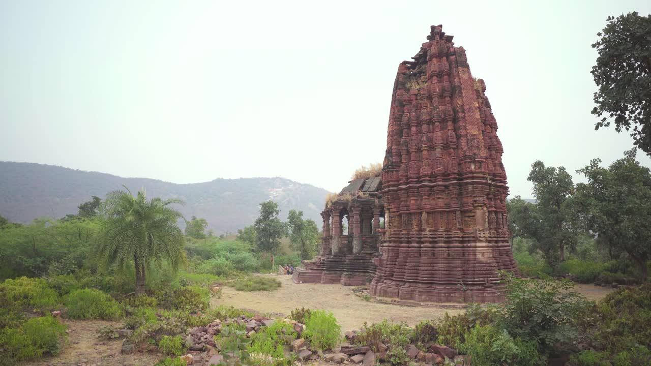 pan shot de un antiguo templo hindú con hermosa arquitectura en el grupo de templos de bhand devra en ramgarh del distrito de baran en rajasthan, india