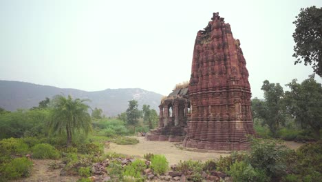 Schwenk-Eines-Alten-Hinduistischen-Tempels-Mit-Wunderschöner-Architektur-In-Der-Bhand-Devra-Tempelgruppe-In-Ramgarh-Im-Bezirk-Baran-In-Rajasthan,-Indien