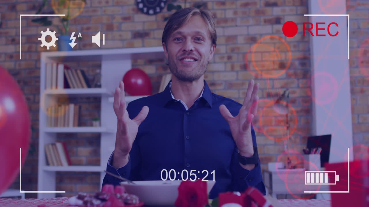 animación de iconos y pantalla de grabación de la cámara sobre el hombre caucásico que tiene llamada en línea.