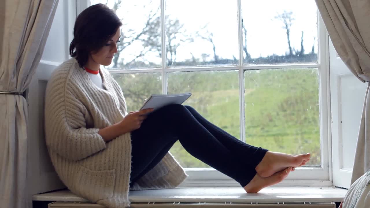 노트북 에 스케치 를 그리는 여자