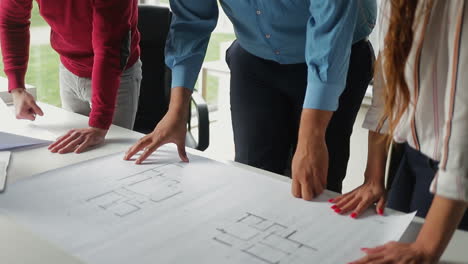 jóvenes arquitectos trabajando con planos.