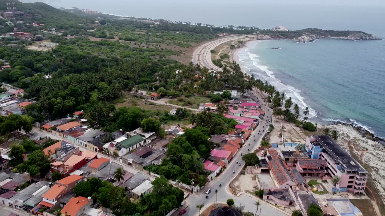vista aérea que muestra el tráfico en la carretera costera de tirano playa durante el distinguido paseo de caballeros, venezuela