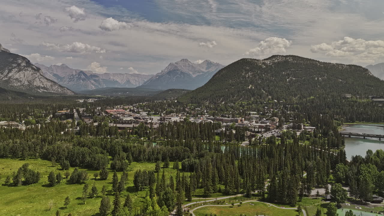 banff ab canada aerial v37 drone flyover bow river capturando aguas turquesas prístinas, pintoresco paisaje urbano rodeado de valles boscosos y cadenas montañosas - filmado con mavic 3 pro cine - julio 2023