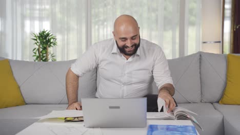 Home-Office-Arbeiter-Mann-Glücklich-Und-Fröhlich.