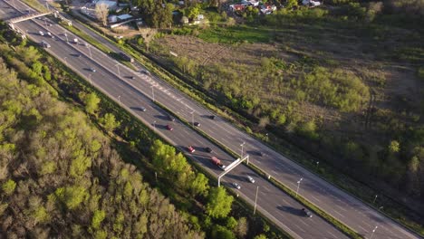 hermosa vista aérea de una concurrida autopista pilar al atardecer rodeada de vegetación verde en buenos aires, argentina