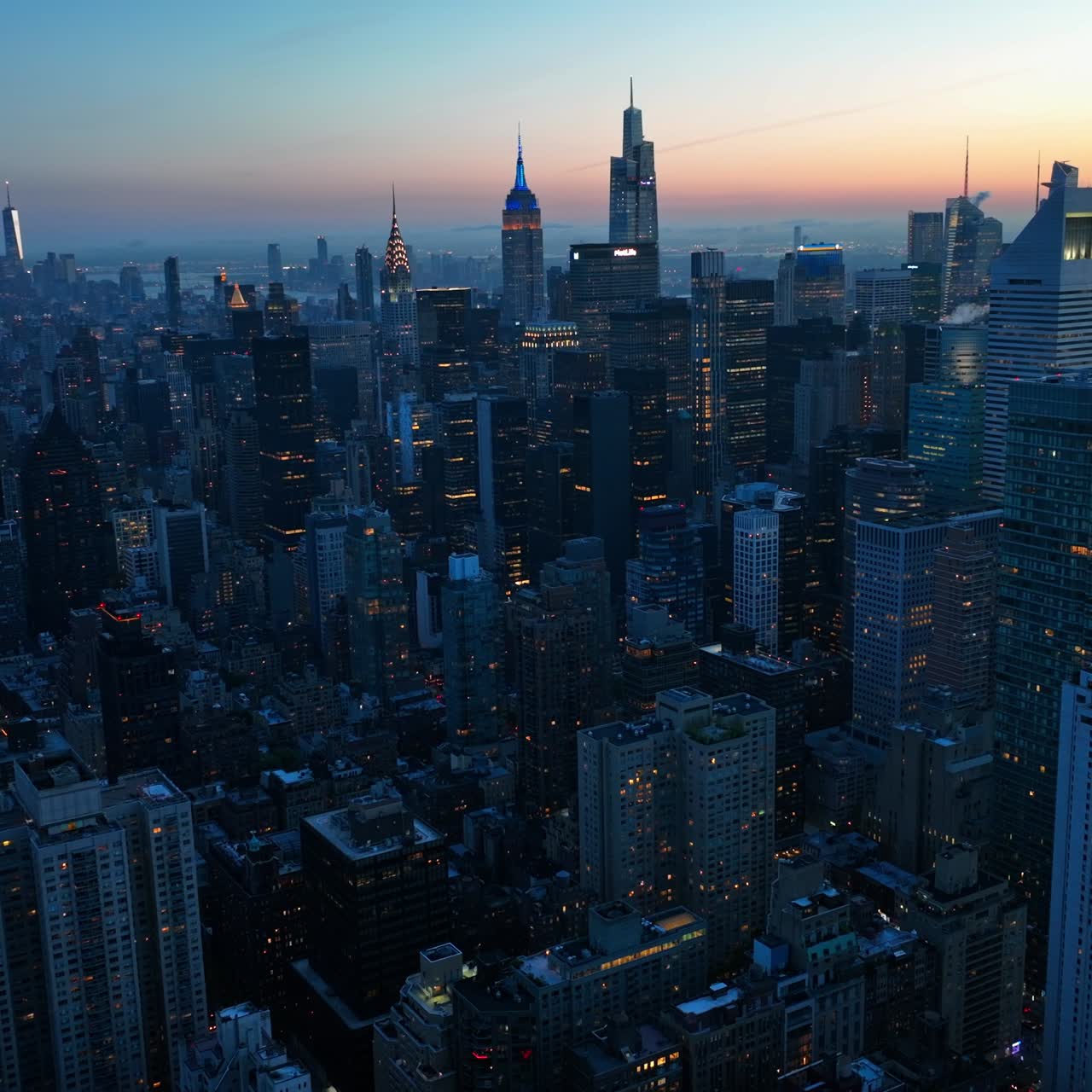 Serata a New York. Architettura metropolitana con milioni di luci sullo sfondo di un cielo stupendo.