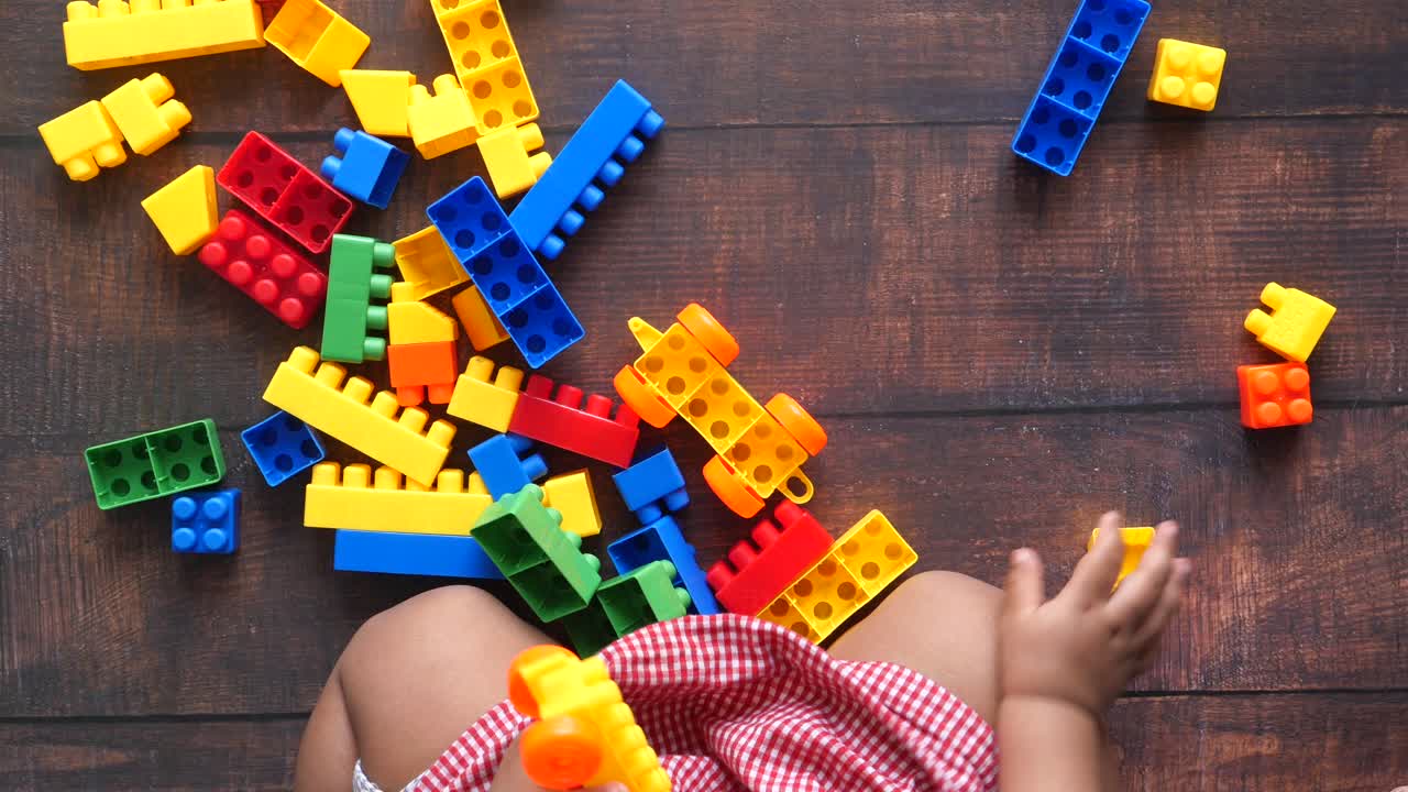 niño pequeño jugando con bloques de construcción coloridos