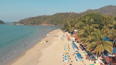 4K-Drohnenaufnahmen-Aus-Der-Luft-Von-Besuchern-An-Einem-Tropischen-Strand-In-Palolem,-Indien