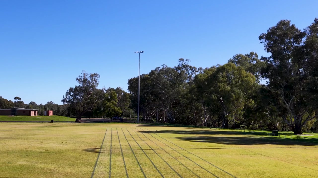 Plan large fixe d'un terrain d'athlétisme en herbe verte avec des pistes de course à Gunnedah, Australie